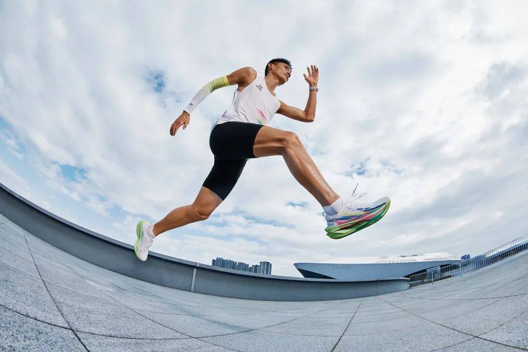 世界杯比赛在线观看地址-中国马拉松跨入"205时代"背后,一款跑鞋的二十年押注