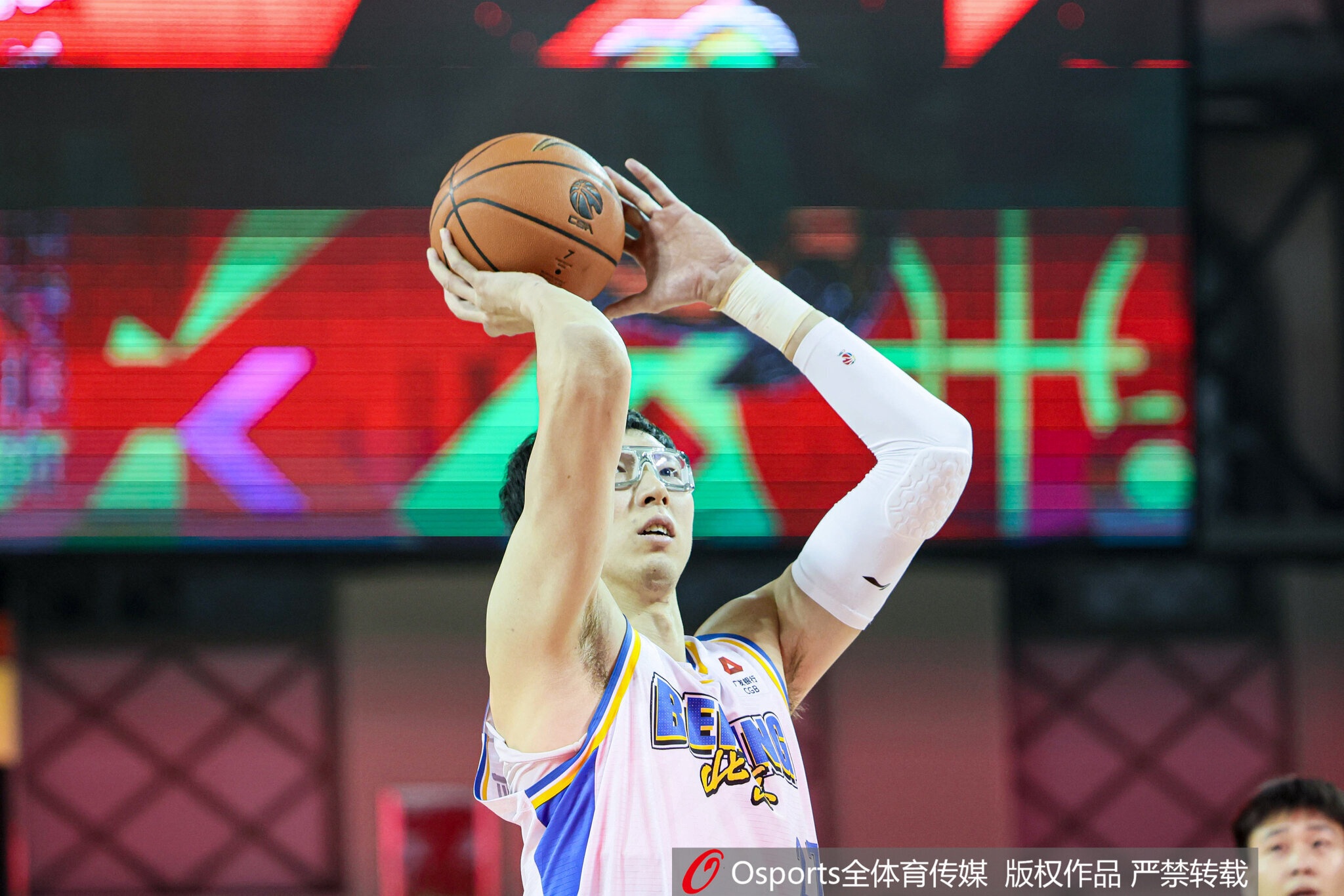 世界杯手机观看平台入口-真该练练罚球了!周琦半场4罚全铁 仅得到3篮板1失误&正负值-10